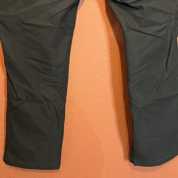 Old Navy Straight Ultimate Tech Built-In Flex Chino Pants - Picture 11 of 13